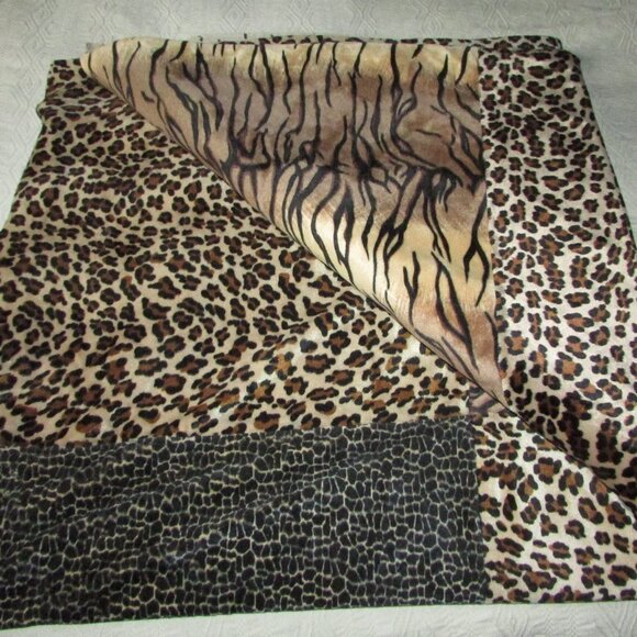 Textured Animal Print Bedspread Coverlet + Accent Pillow Cover - King Size - Picture 1 of 15